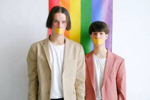 Photo de Anna Shvets: https://www.pexels.com/fr-fr/photo/costume-gens-hommes-gay-4611696/