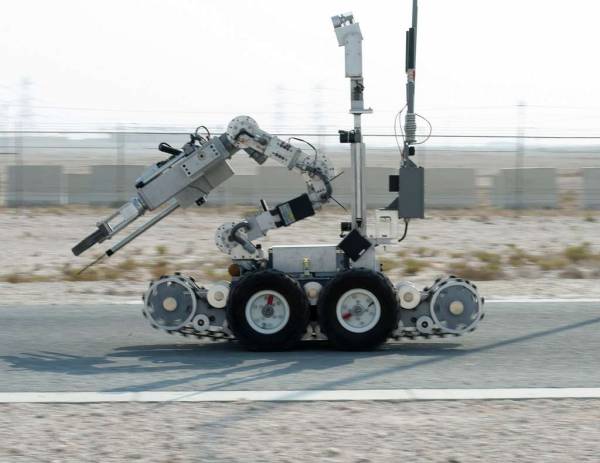 a-remotec-andros-f6a-heavy-duty-robot-with-the-379th-03a881