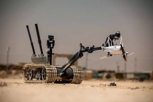 a-talon-tracked-military-robot-picks-up-a-downed-unmanned-10dfff